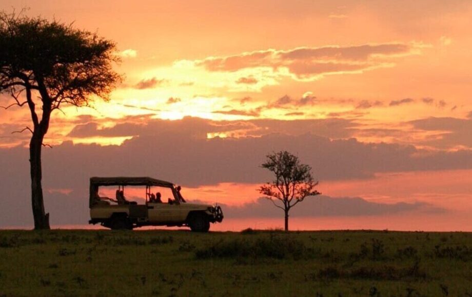 Jeepsafari tijdens zonsondergang in de Maasai Mara in Kenia