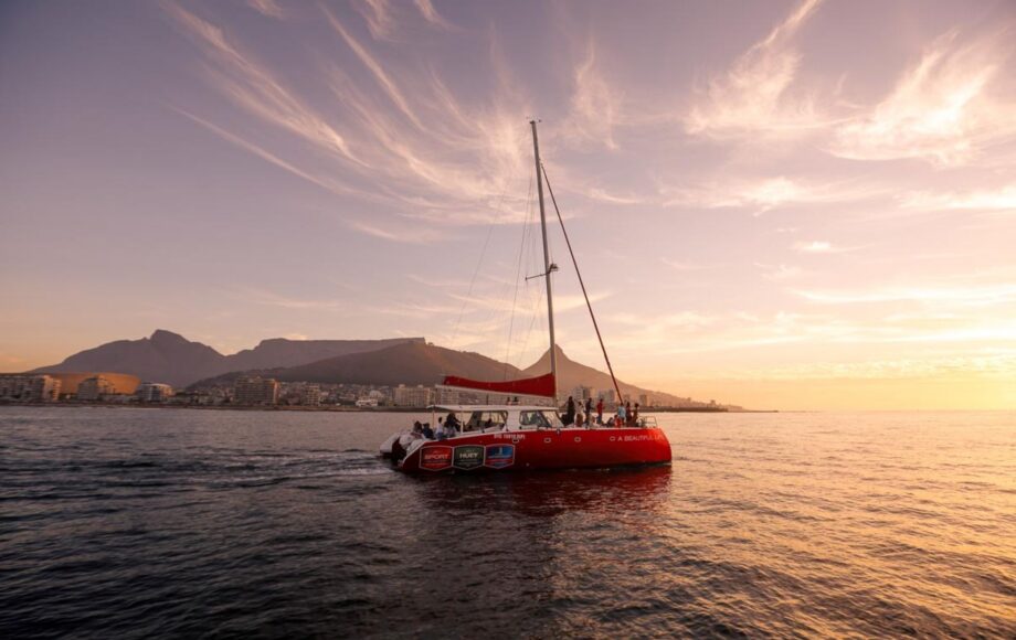 Boot voor de kust van Zuid Afrika met ondergaande zon