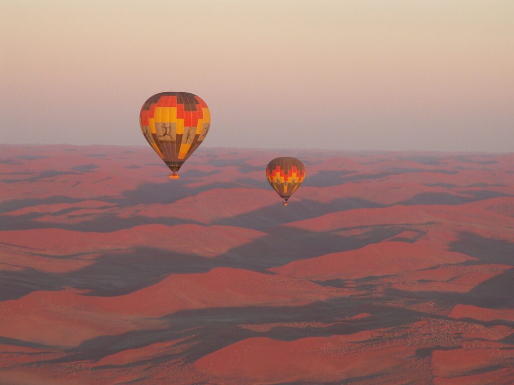 Luchtballonnen boven de Namibwoestijn bij zonsopgang