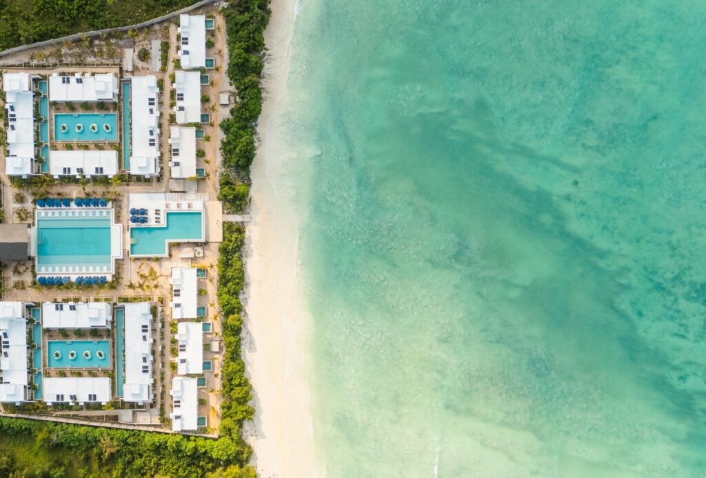 Heldere oceaanwater en strand van Zanzibar