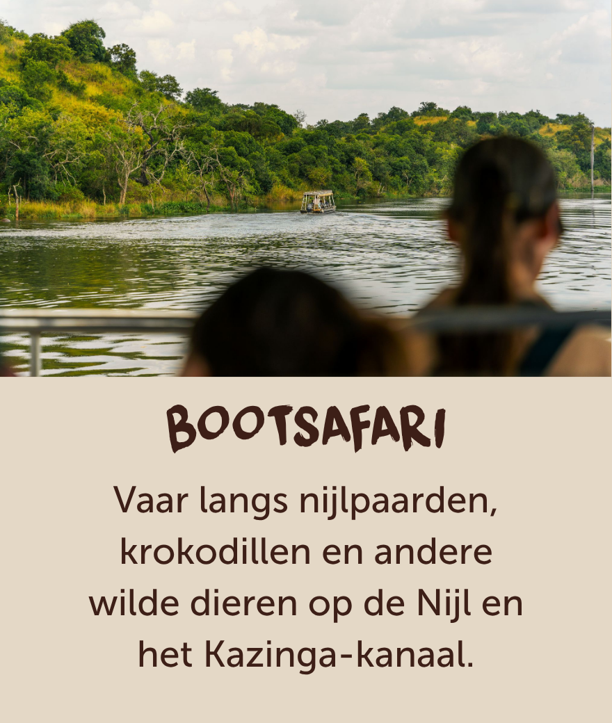 Reizigers maken een bootsafari over een waterrijk natuurgebied in Oeganda.